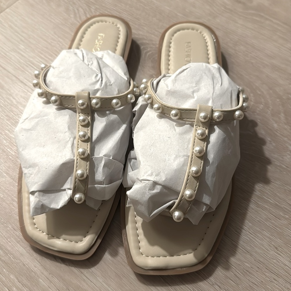 Mori Pearl-Embellished Beige Sandals NEW 🏷️